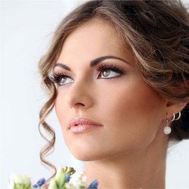Coiffure avec robe one shoulder